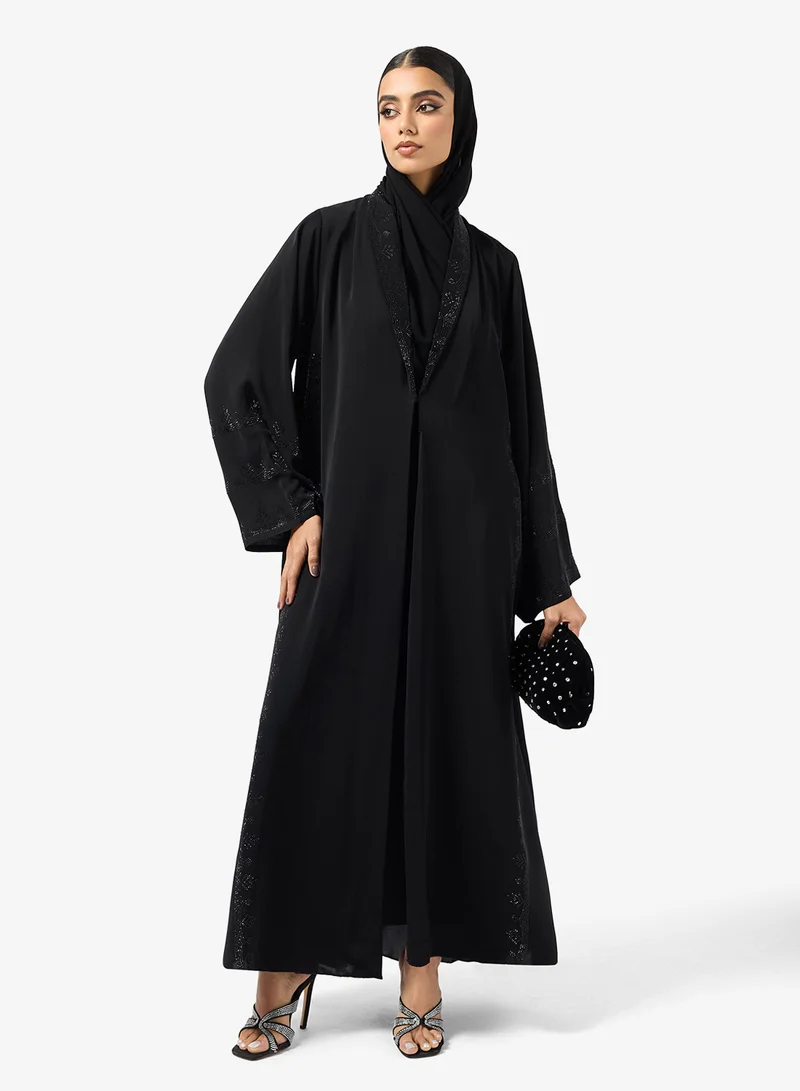 هيا كلوزيت عباية بياقة عالية وفتحة عنق مزينة